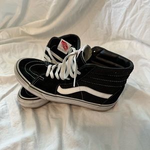 High-top sk8-hi sneaker woman’s 8.5 men’s 7